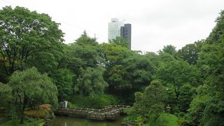 東郷神社の横にある美しいお庭の結婚式場です