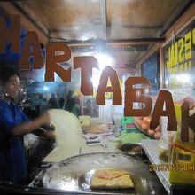 見事な手さばきでマルタバの生地をのばしていく店員さん