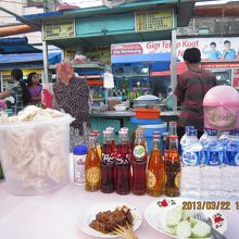 手前に小さく写っているのが、《サテ・アヤム》と《ロントン》