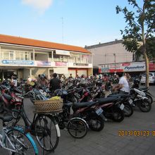 朝はこんな雰囲気。オレンジ色の屋根の建物で朝市開催中