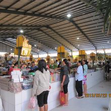 場内は整然とした雰囲気で、お供え物をお供えする台が印象的