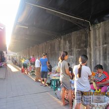 建物の外でも、露店がきれいに一列になって並んでいました