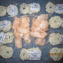 クルプック。中央のが一袋千ルピア、周りのは十袋で四千ルピア