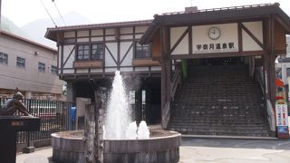 富山地鉄の宇奈月温泉駅を出たら目の前にある噴水!　熱いお湯が噴き出ていました!