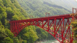 トロッコ電車で通る赤い橋!　徒歩だと、山彦橋ややまびこ展望台から撮るのが良い撮影スポット