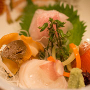 北海道直送のお刺身と地鶏など炭火焼がメインの和食店です