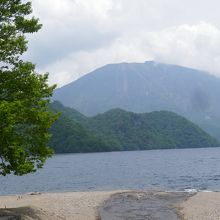 千手ヶ浜から見る中禅寺湖と男体山
