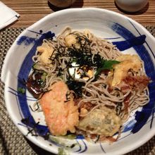 冷たいぶっかけそば。天ぷらや卵がたくさん載っている。