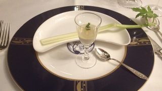 ランチはビーフカレー2000円/ディナーはコースで