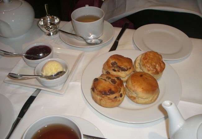 落ち着きのある5つ星ホテル内のアフタヌーンティー