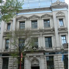 新築部分をのせ再生された、古い建物であるところが珍しいです。