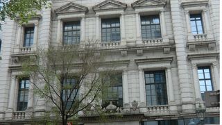 歴史的建造物の生かされた新しいビルが、興味深いです。