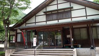 開放感あふれる石組みの露天風呂がいい感じ