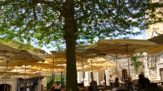 教会近くの広場，テラス席がお薦めです