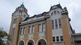 おしゃれな外観で目立ちます