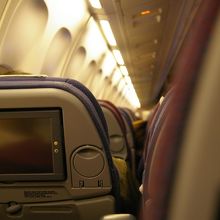 各座席にモニターがついています。