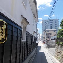 こんな感じで酒蔵の脇に続いています
