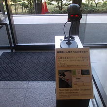 美術館側からは無人のセンサーにチケットをかざすシステムです