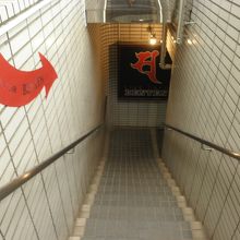地下に下りて右手が入口です