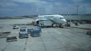 飛行機が着いてから歩く距離が短く、入国審査も早い