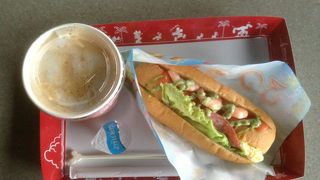 雨宿り兼ねてカフェ