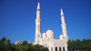青空に映える、真っ白なモスク