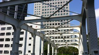 鉄骨の可愛らしい橋です!!