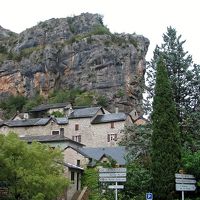 近くにある崖、村のシンボルです。