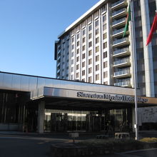 「バンブー」は、シェラトン都ホテル東京のロビー階にあります