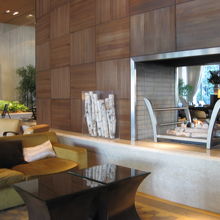 ロビーとの仕切りには暖炉が設えられています