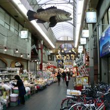 大阪市の食の宝庫、黒門市場（くろもんいちば）