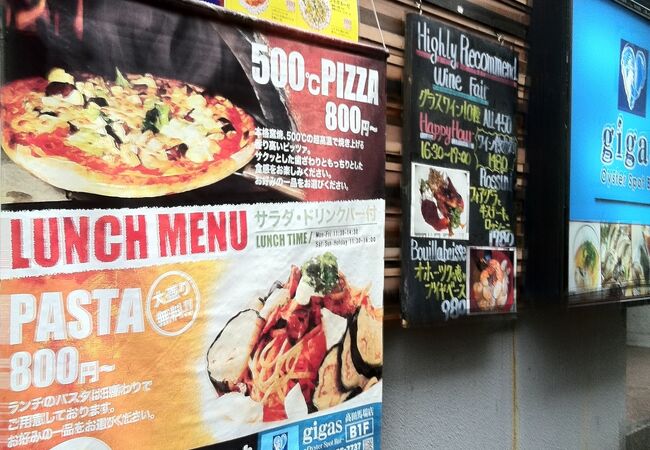 美味しいピザ、牡蠣も美味しいです。