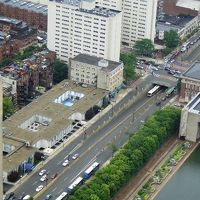 左の平屋建がホテル。右上のレンガ造がシンフォニーホール