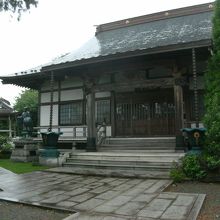 これが本堂、奥に鐘楼