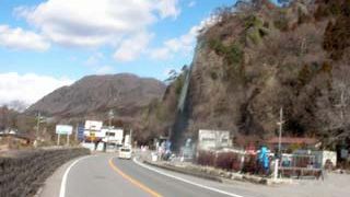 洞窟の中に建つ観音堂