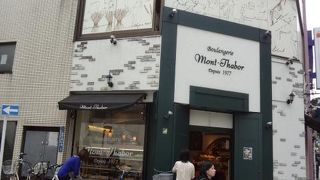 人気のベーカリーの本店