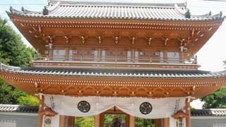 真新しい山門があります