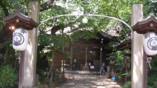 窪地に稲荷神社があります