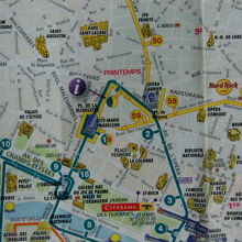 色の交わるバス停では、別色の路線バスに乗り換え可能です