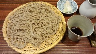二種の蕎麦を楽しめる。
