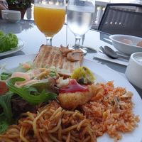 朝食はビュッフェで種類が豊富。外での食事は気持ちがいいです。