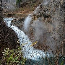 滝ノ上温泉に近づくと 岩肌からは湯気が濛々 鳥越の滝も風情あり By Sur Shanghai 葛根田渓谷のクチコミ フォートラベル
