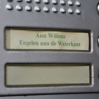 ボタンを押すとAnn Willems さんが出迎えてくれます