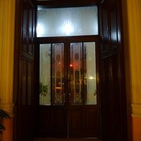 玄関はこじんまり