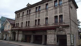 歴史を感じる外観の漆器店です