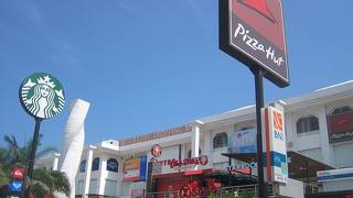 コスメ・バリ雑貨・レストラン・カラオケなど色々揃っている眺めのいいモール。