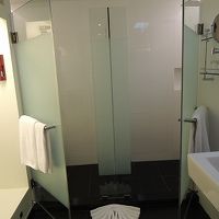 デラックスルームのバスルーム　右がトイレ、左がシャワー