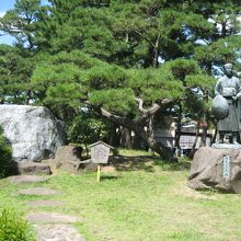 松尾芭蕉像と歌碑
