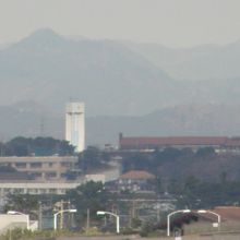 海とは反対側、奥多摩の大岳山（別名キューピー山）を望む。