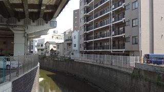 高速のガード下